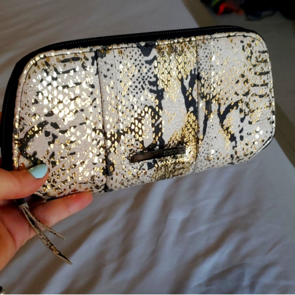 Kenneth Cole Reaction zippered waller gorgeous wallet-multi color